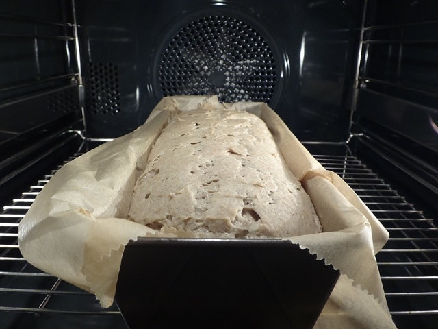 Wyrośnięte ciasto, chleb na zakwasie
